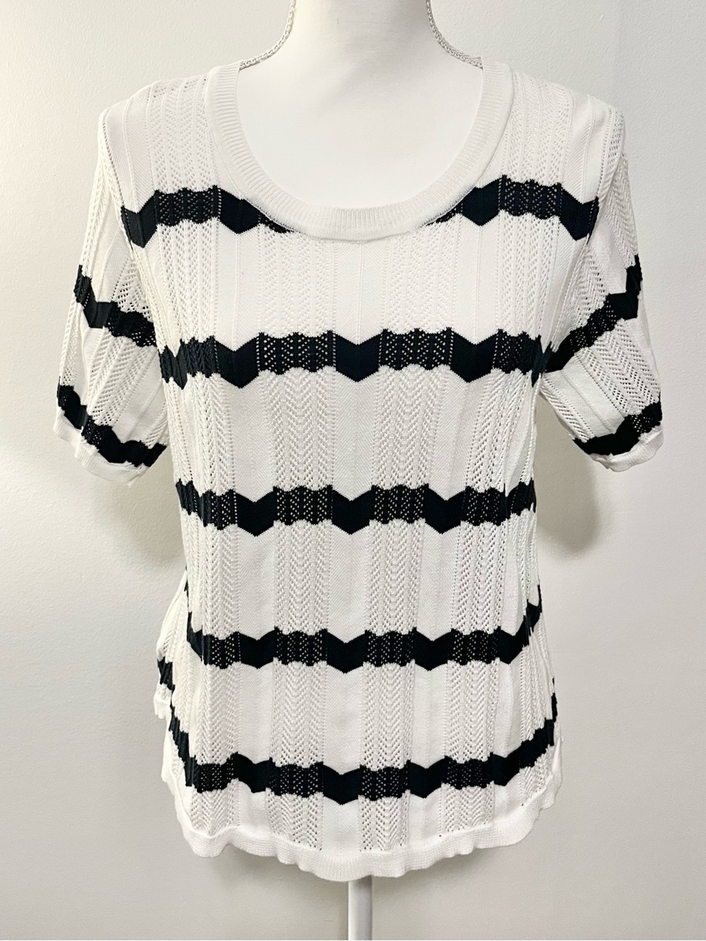 Cabi Style 6455 Nautical Short Sleeved Pullover Sweater. White/Dark Blue. Size L